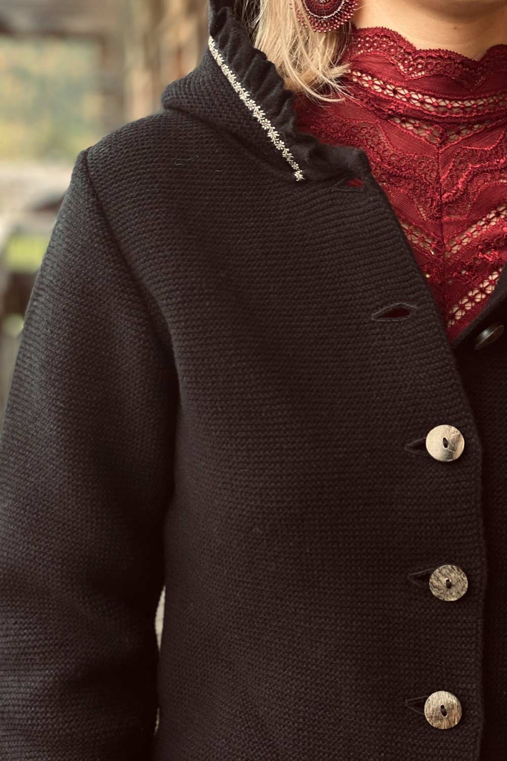 Damen-Kapuzenstrickjacke mit Blümchen - 40983/schw