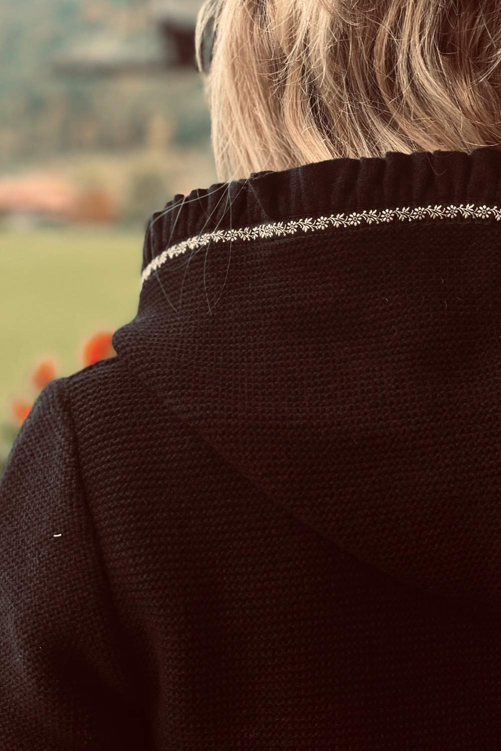 Damen-Kapuzenstrickjacke mit Blümchen - 40983/schw
