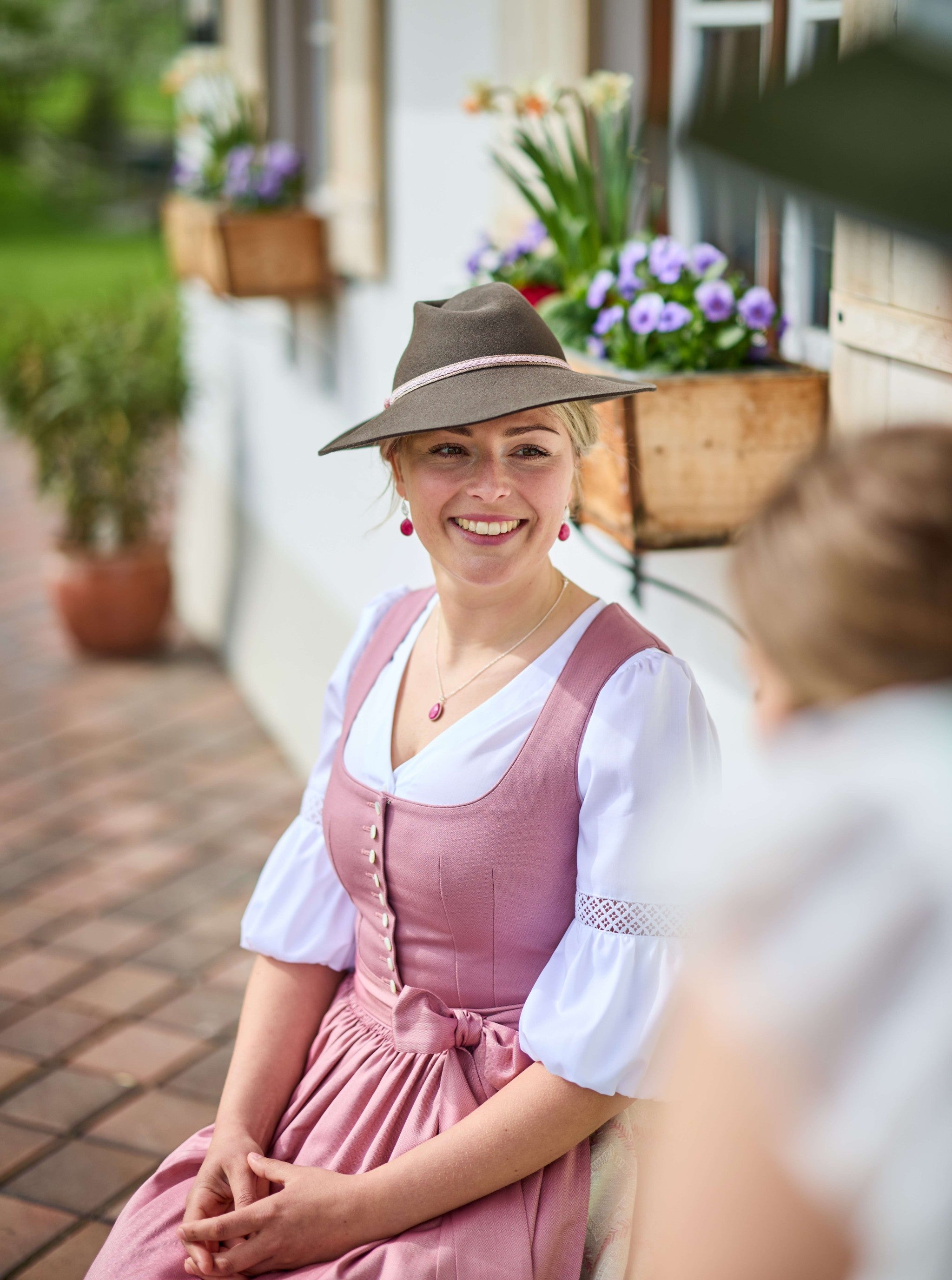 Dirndlbluse mit Herz-Ausschnitt (3/4)