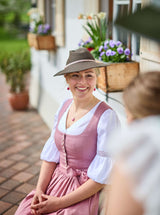 Dirndlbluse mit Herz-Ausschnitt (3/4)