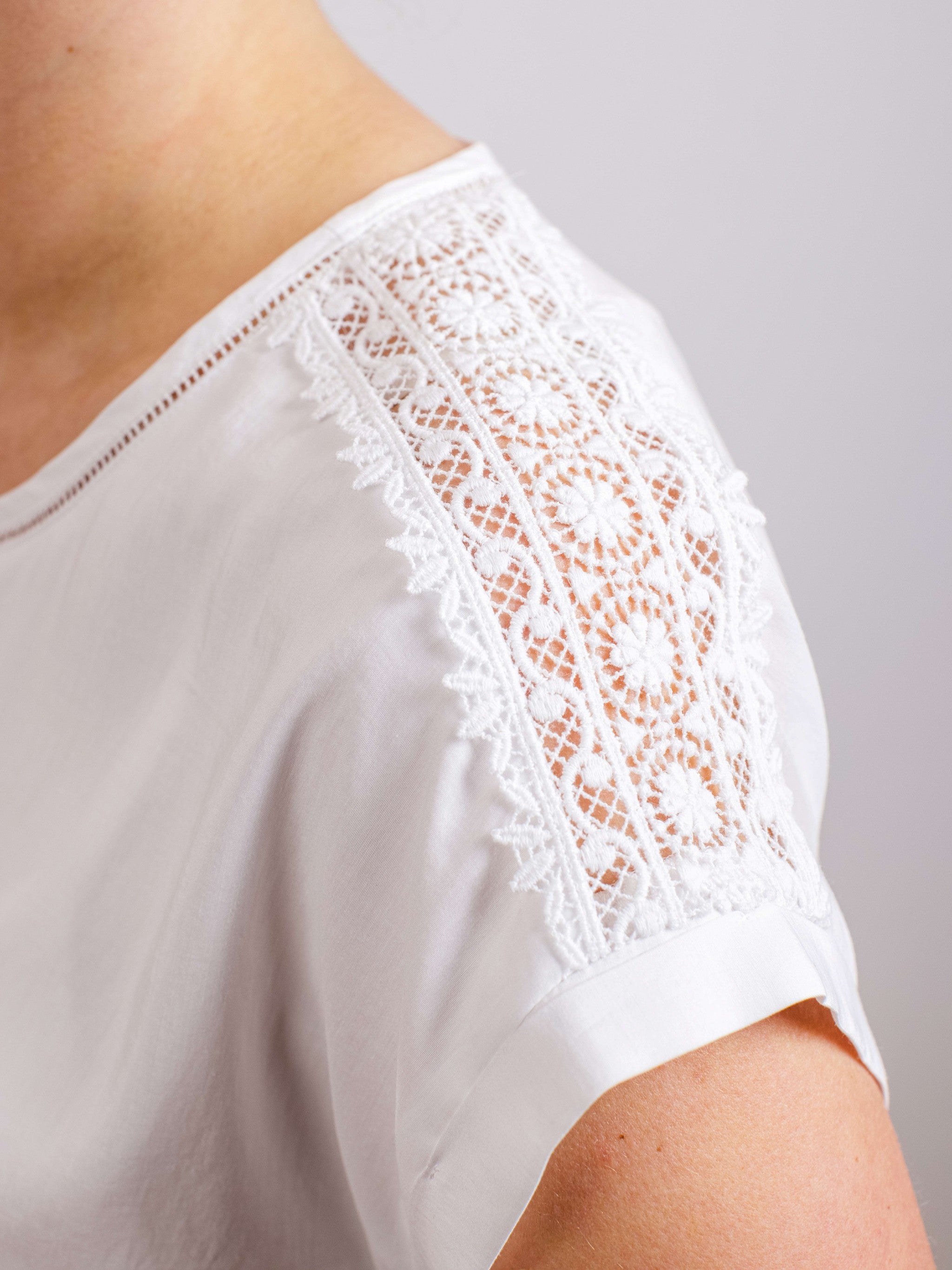 T-Shirt mit Spitzeneinsatz