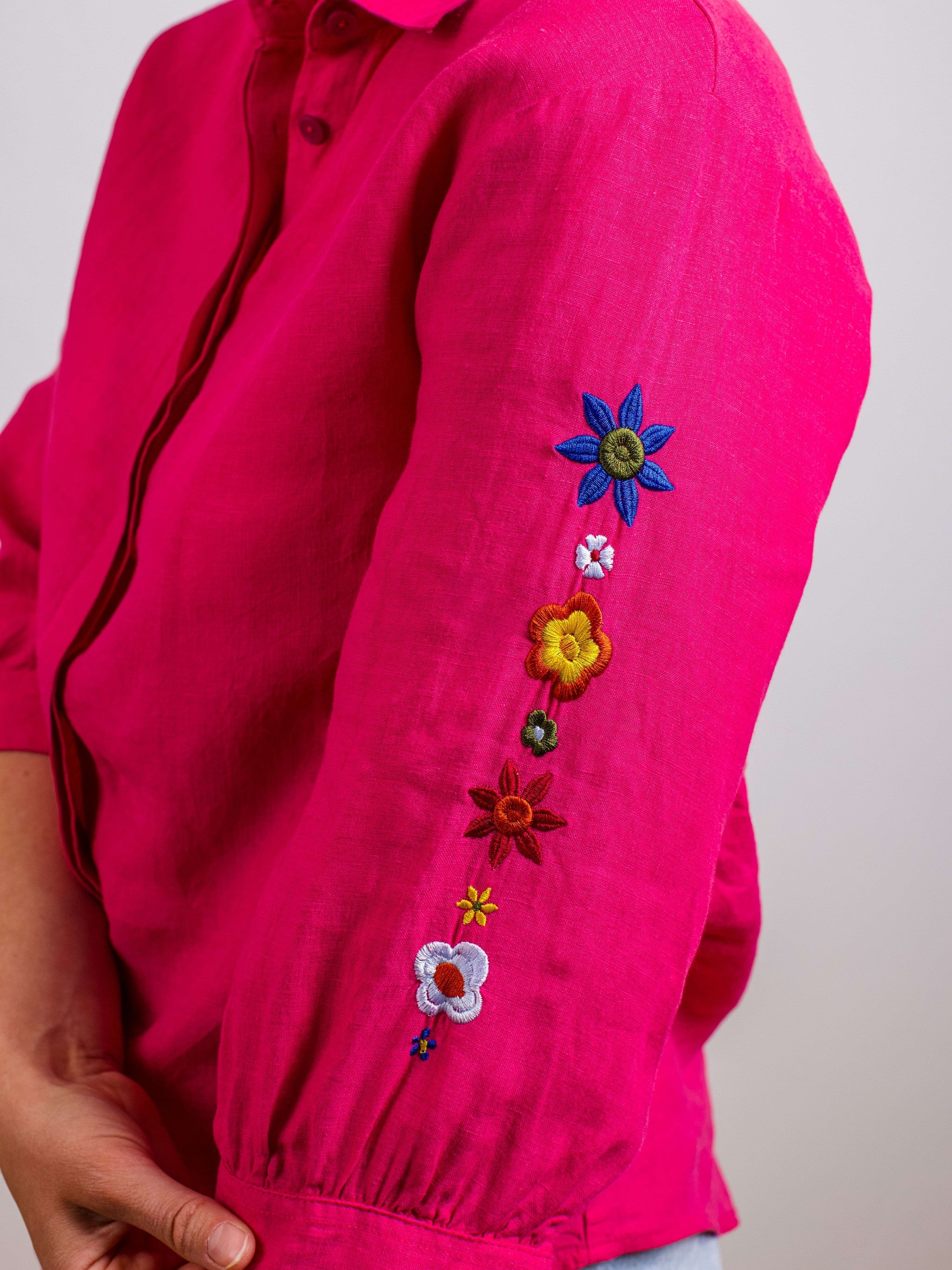 Bluse mit Blumenmuster am Ärmel