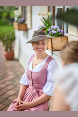 Dirndlbluse mit Herz-Ausschnitt (3/4)