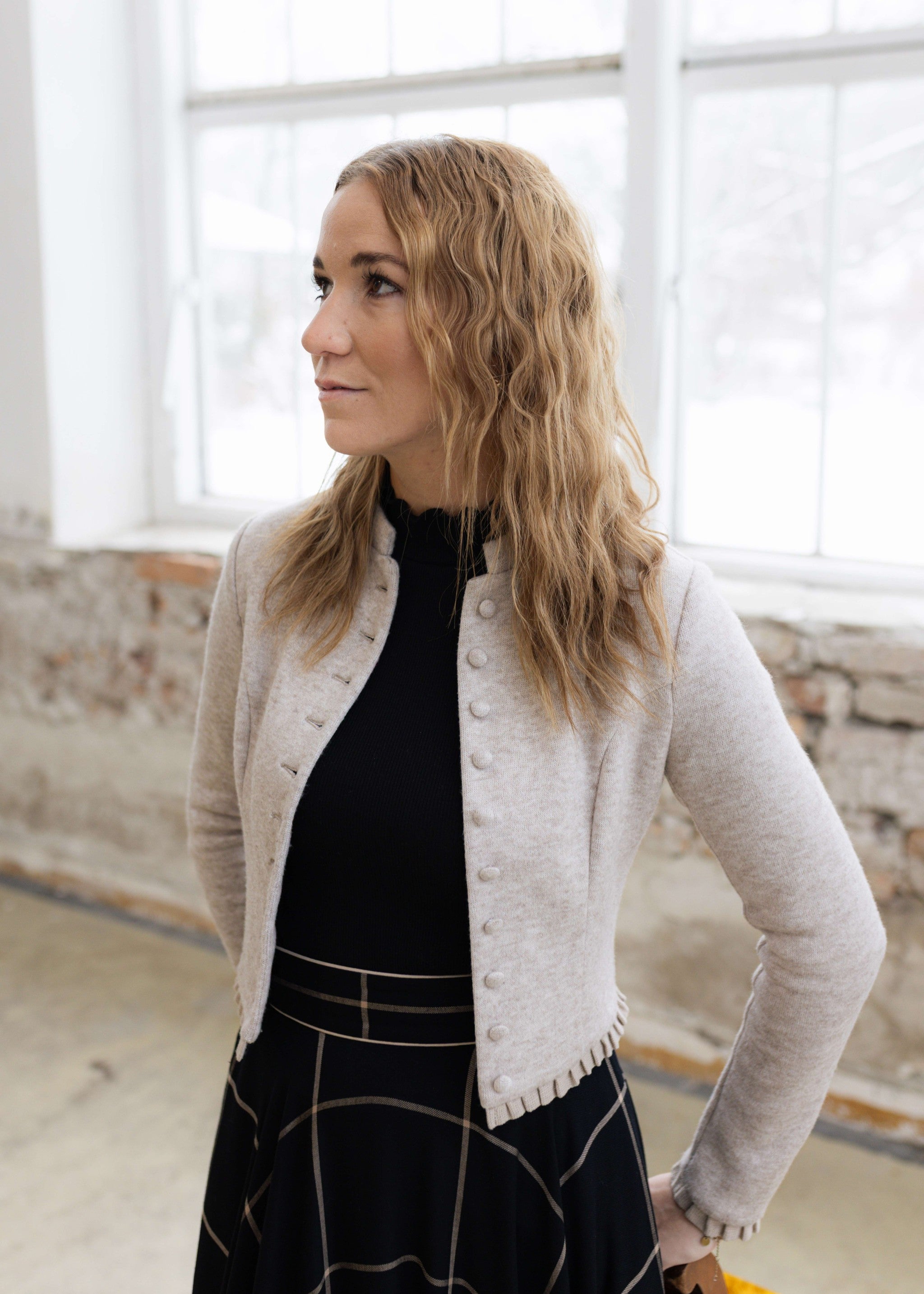 BellaSusi Strickjacke LENA m. Knöpfen + Rüsche