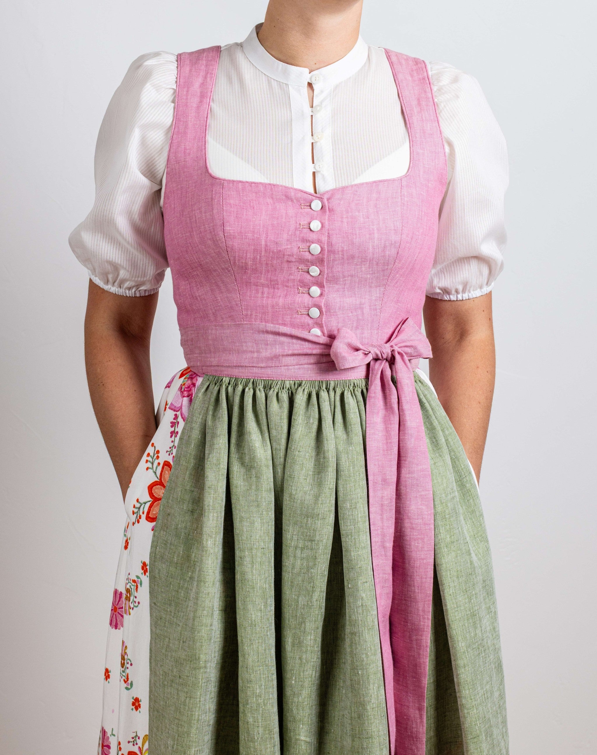 Dirndlbluse (Halbarm) hochgeschlossen