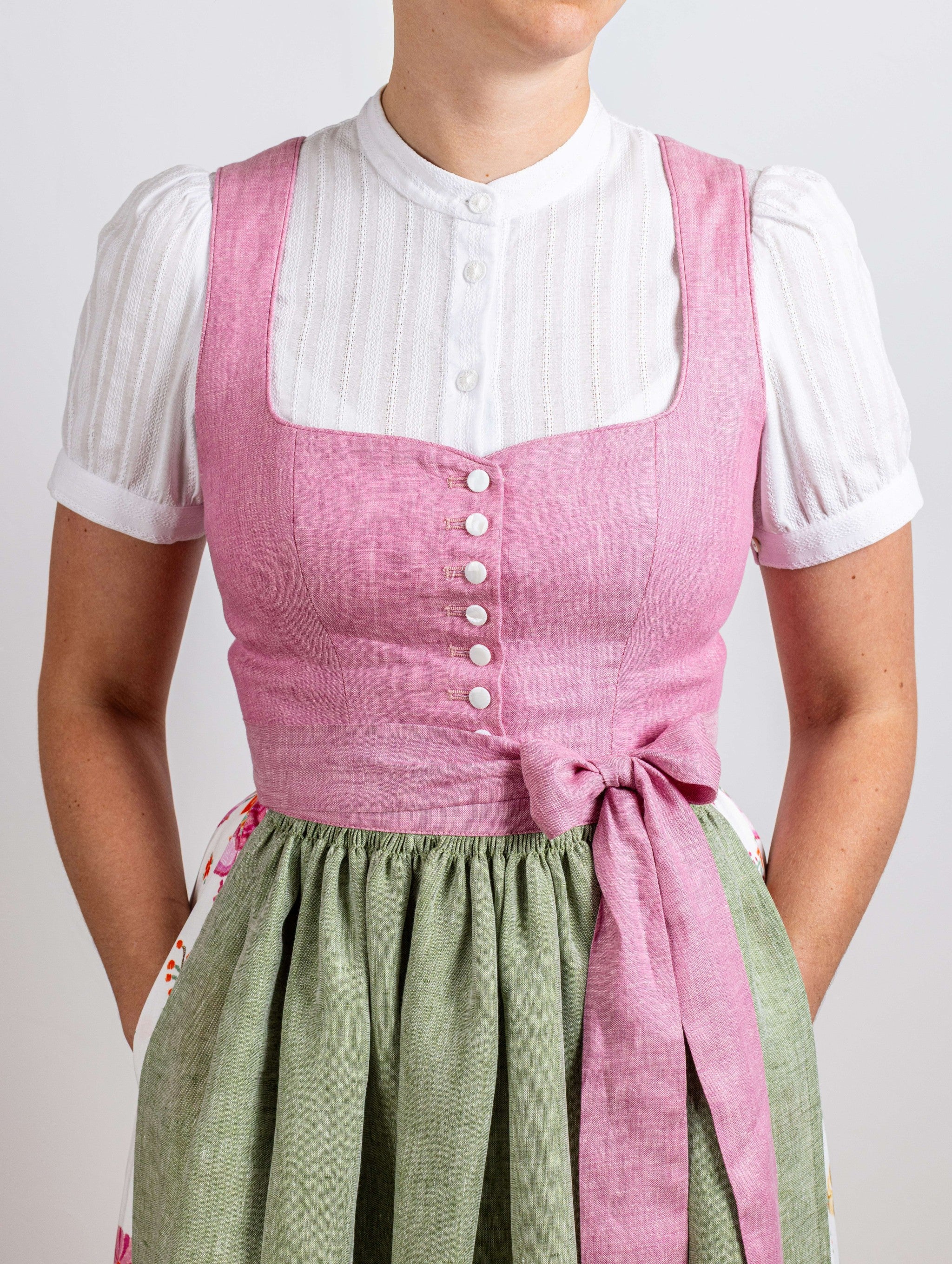 Dirndlbluse | Stehkragen + Stickerei