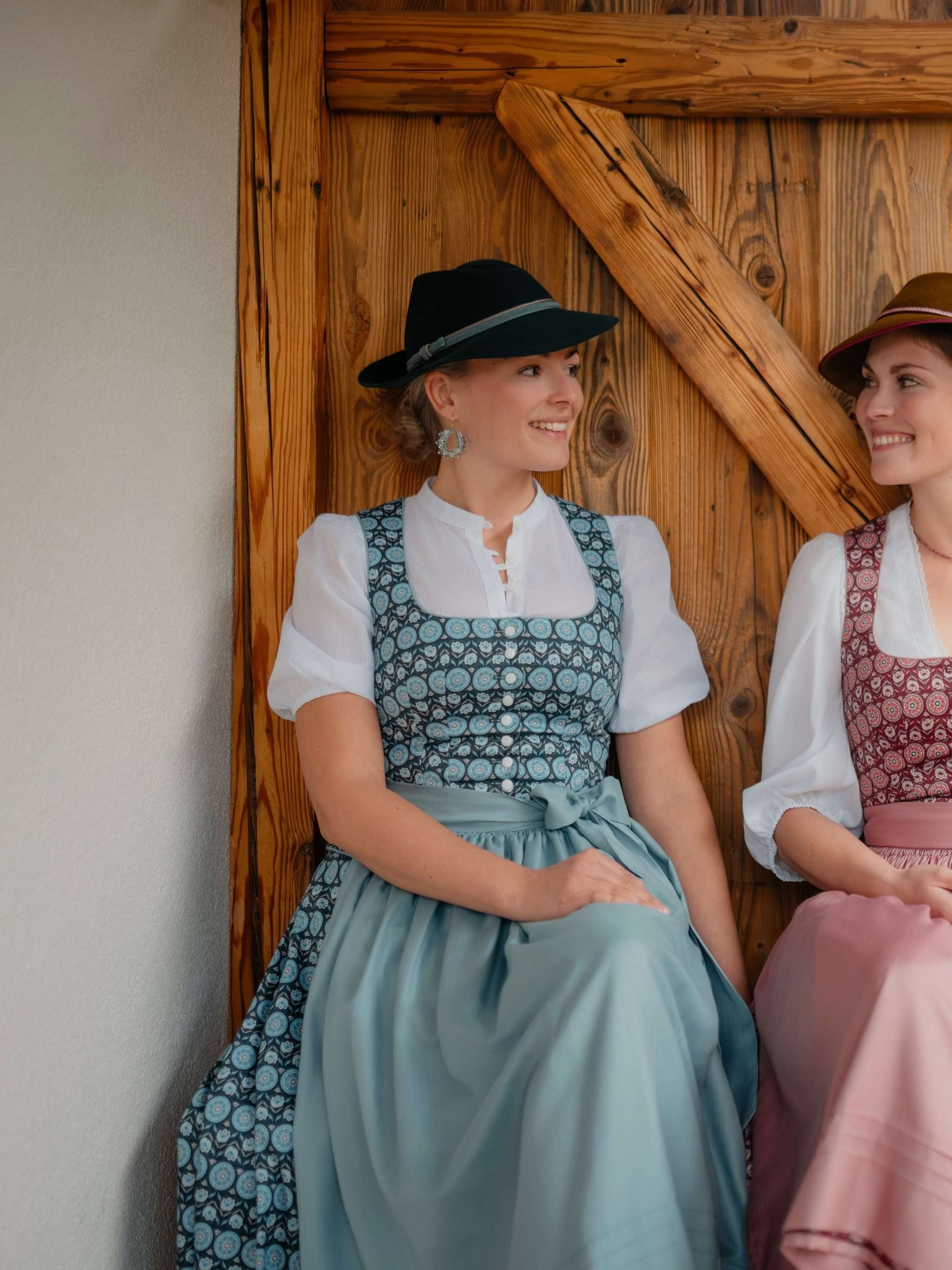 Dirndlbluse (Halbarm) hochgeschlossen