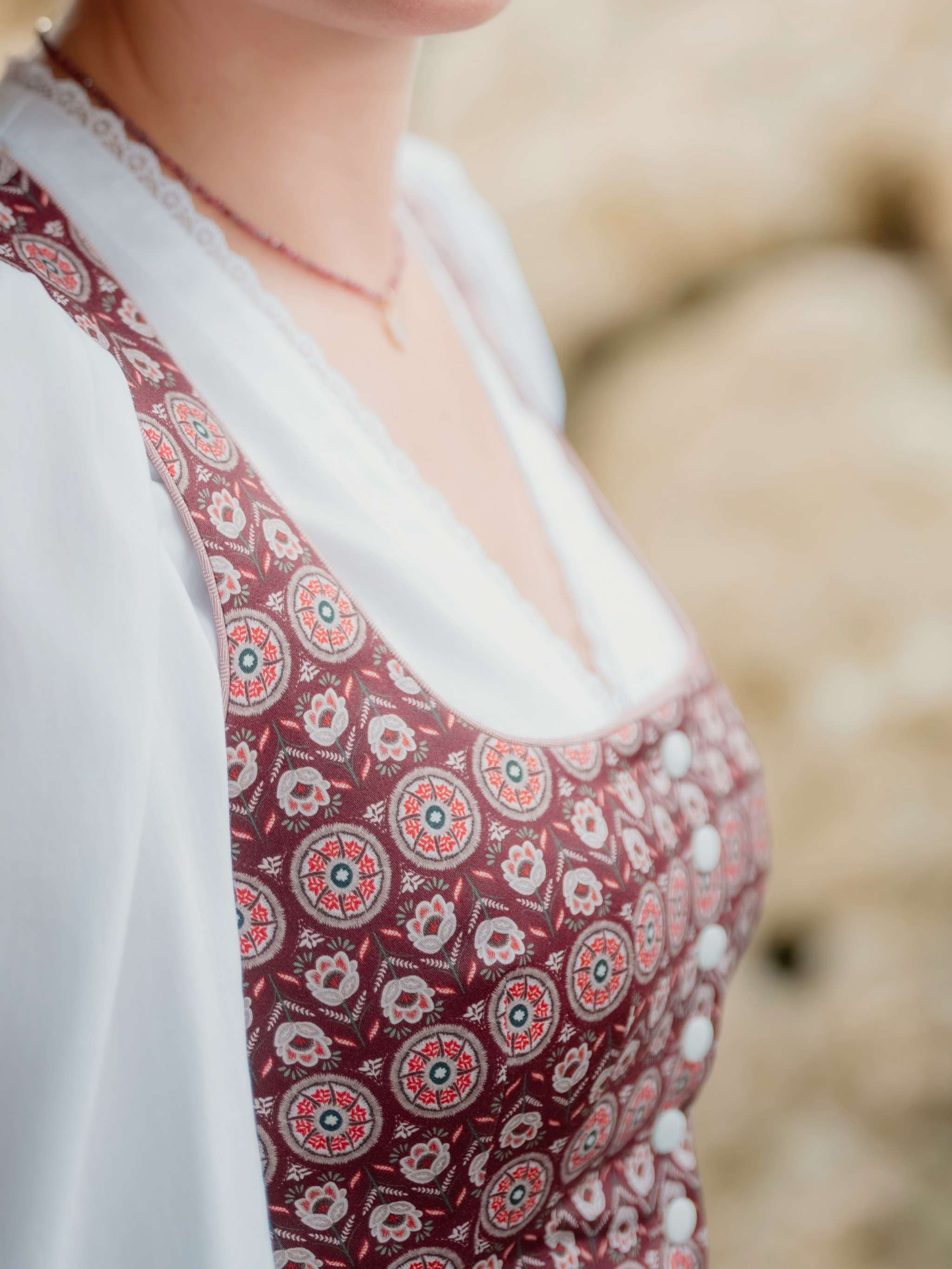 Dirndlbluse mit V-Ausschnitt  3/4 Arm