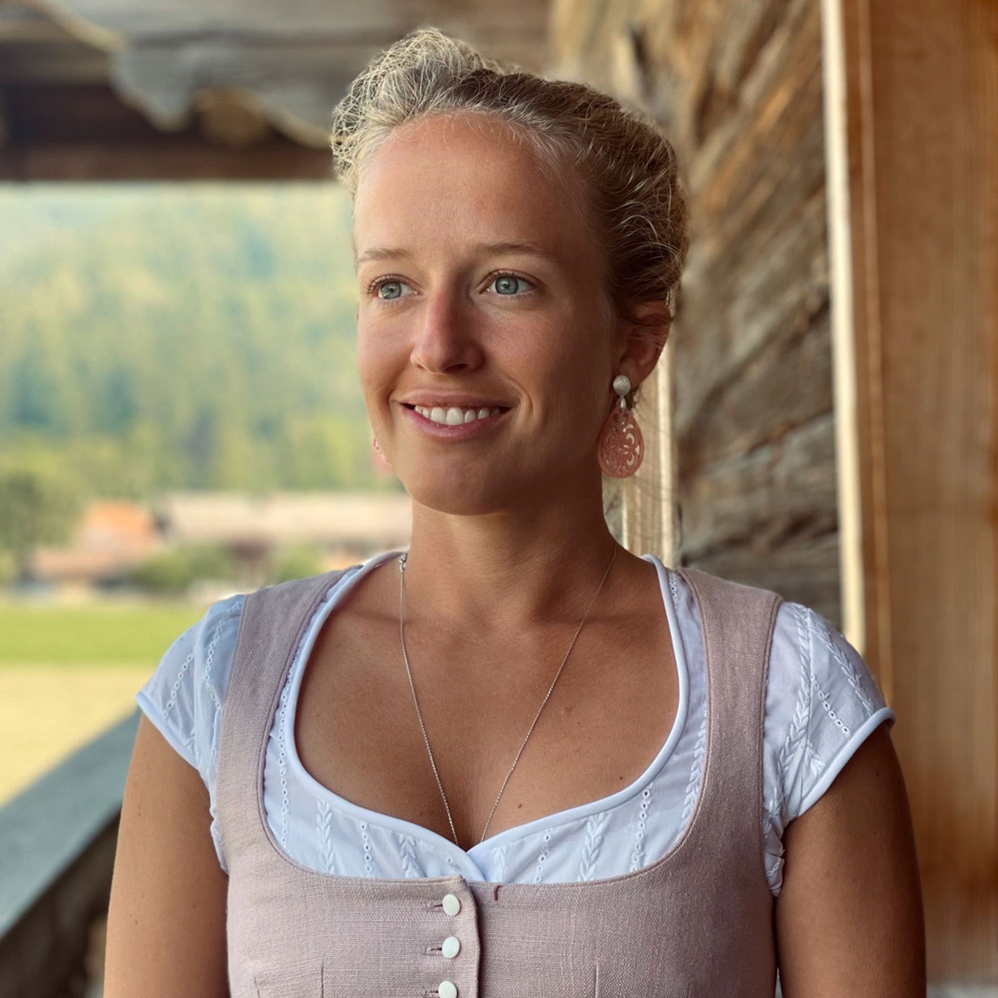 Dirndlbluse mit Stickereioptik Flügel - 11/weiß