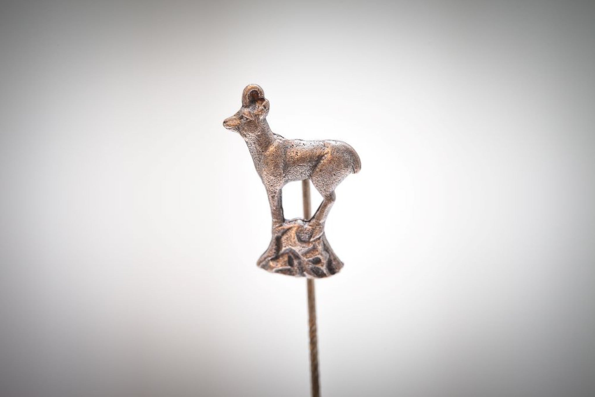 Gams 1,5 x 2,2cm Neusilber - neusilber/neusilber