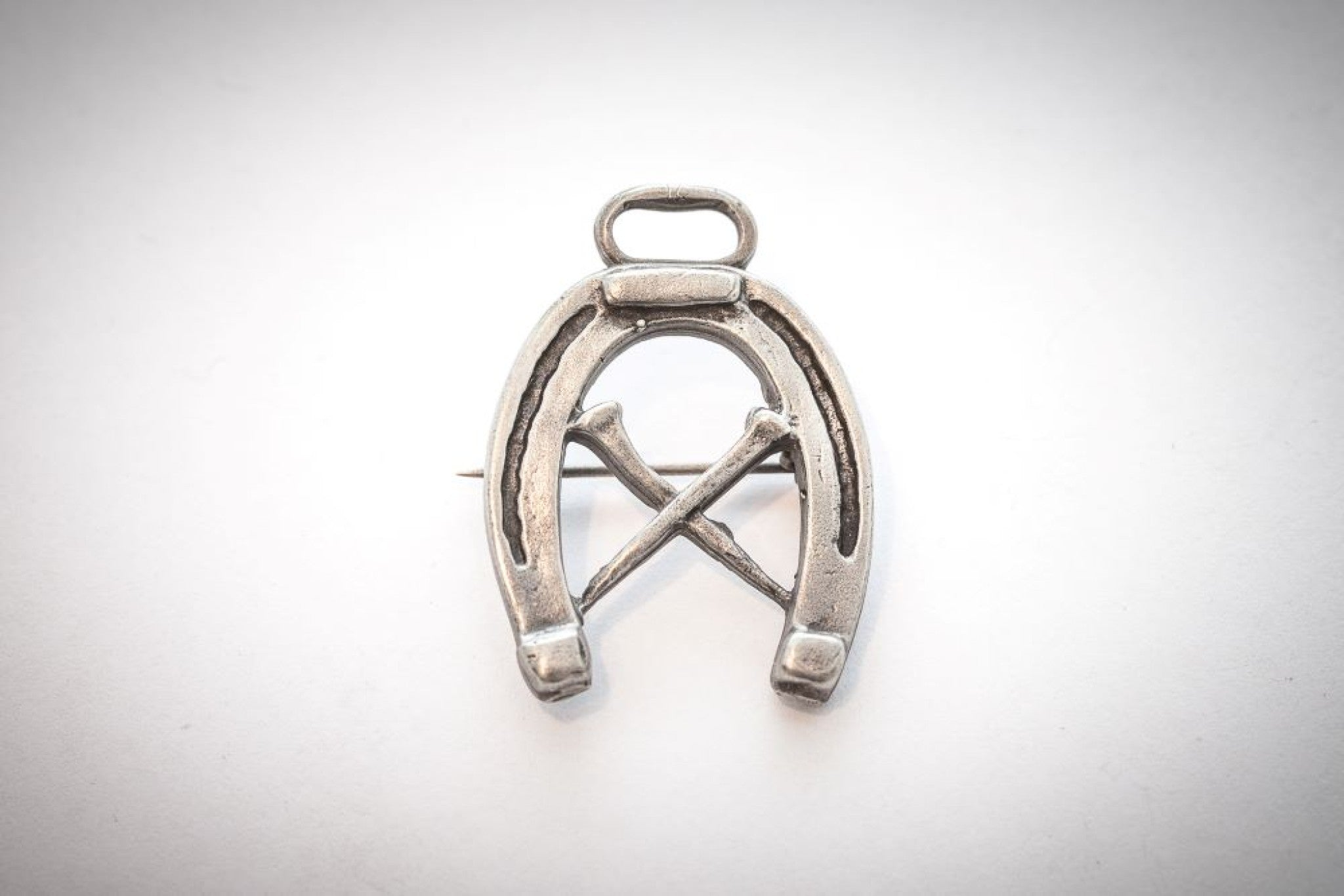 Hufschmied 2,5 x 3,3cm Neusilber - neusilber/neusi